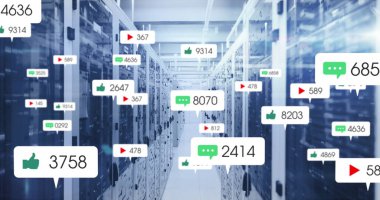 Sosyal medya simgeleri ve bilgisayar sunucuları üzerindeki afişler. küresel ağ, sosyal medya, teknoloji ve dijital arayüz kavramı dijital olarak oluşturuldu.