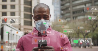 Sosyal medya simgeleri ve afişlerde akıllı telefon kullanan maskeli bir adamın resmi. küresel covid 19 salgın, teknoloji ve dijital arayüz kavramı dijital olarak oluşturuldu.