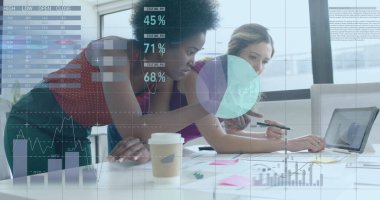 Ofisteki çeşitli iş kadınlarıyla ilgili finansal veri işleme resmi. Küresel iş, finans, bilgisayar ve veri işleme kavramı dijital olarak oluşturulmuş görüntü.