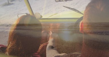 Sahildeki plajda beyaz bir çiftin görüntüsü. Tatiller, tatiller ve rahatlama konsepti dijital olarak oluşturulmuş imaj.