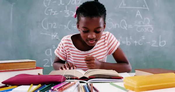 机の上に座って本を読んでいる 数学の方程式のイメージです 学校のコンセプトに戻る教育デジタル生成画像 — ストック写真