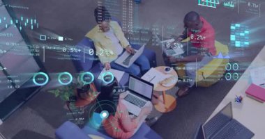 Muhtelif meslekdaşların ofiste çalışmalarını tartışan şemalar ve veri işleme animasyonları. Küresel iş, takım çalışması ve dijital arayüz kavramı dijital olarak oluşturulmuş video.