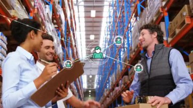 Depoda çeşitli işçilere beşlik çakan ikonlar ile bağlantı ağının animasyonu. Küresel iş, takım çalışması ve dijital arayüz kavramı dijital olarak oluşturulmuş video.