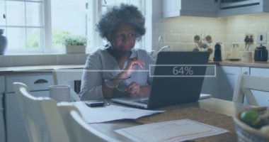 Dizüstü bilgisayar kullanan yaşlı Afro-Amerikan kadının finansal veri işleme animasyonu. Küresel finans, iş, bağlantılar, hesaplama ve veri işleme kavramı dijital olarak oluşturulmuş video.