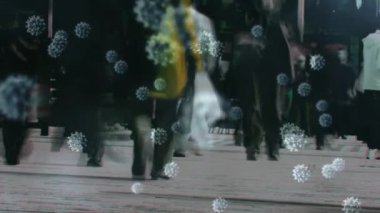 Beyaz virüslerin animasyonu, şehir caddesinde yürüyen insanlar üzerinde ağır çekimde. Şehir hayatı, salgın, koronavirüs, ilaç ve sağlık, dijital olarak üretilen video.