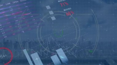Şehir manzarası üzerinde finansal veri işleme animasyonu. Küresel finans, iş, bağlantılar, hesaplama ve veri işleme kavramı dijital olarak oluşturulmuş video.