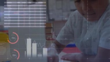 İlkokulda dizüstü bilgisayar kullanan iki ırklı bir çocuğun veri işleme çizelgelerinde canlandırması. Dijital arayüz, okul, eğitim, bağlantı ve iletişim, dijital olarak oluşturulmuş video.