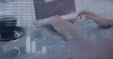 Bilgisayarı kullanan beyaz bir kadının ellerinde dosya ve veri işleme animasyonları. Bağlantı, veri, iş, işlem, dijital arayüz ve iletişim, dijital olarak oluşturulmuş video.