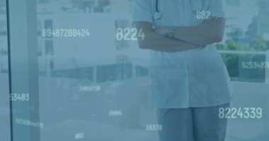 Kollarını kavuşturmuş, mutlu bir kadın doktor üzerinde veri işleme animasyonu. Küresel tıp ve dijital arayüz kavramı dijital olarak oluşturulmuş video.