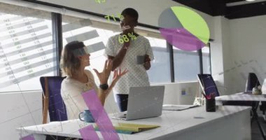 Çalışmayı tartışan çeşitli bayan meslektaşlar üzerinde veri işleme ve diyagramlarının animasyonu. Küresel iş, takım çalışması ve dijital arayüz kavramı dijital olarak oluşturulmuş video.