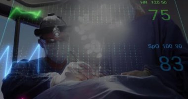 Ameliyat odasında maske takan Kafkas cerrahları üzerinde mavi ve yeşil kardiyografinin animasyonu. Küresel tıp ve dijital arayüz kavramı dijital olarak oluşturulmuş video.