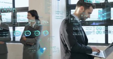 Ofisteki çeşitli iş adamları üzerinde veri işleme animasyonu. Küresel finans, iş, bağlantılar, hesaplama ve veri işleme kavramı dijital olarak oluşturulmuş video.