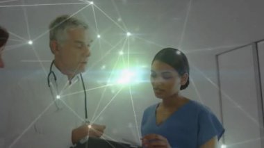 Çeşitli doktorlar üzerindeki bağlantı ağının animasyonu. Küresel tıp, işletme, bağlantılar, hesaplama ve veri işleme kavramı dijital olarak oluşturulmuş video.