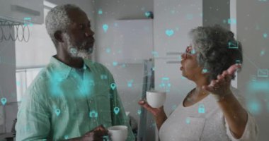 Kıdemli Afro-Amerikan çiftlerin konuşmalarıyla ilgili simgelerle olan bağlantıların animasyonu. Sosyal medya, emeklilik ve dijital arayüz kavramı dijital olarak oluşturulmuş video.