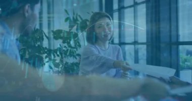 Ofisteki çeşitli iş adamları üzerinde finansal veri işleme animasyonu. Küresel finans, iş, bağlantılar, hesaplama ve veri işleme kavramı dijital olarak oluşturulmuş video.