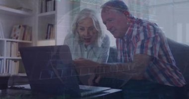 Laptop kullanan Kafkasyalı yaşlı çiftin finansal veri işleme animasyonu. Yaşlılar yaşam tarzı, finans, iletişim ve dijital arayüz kavramı dijital olarak oluşturulmuş video.