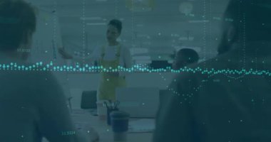 Ofisteki çeşitli iş adamları üzerinde finansal veri işleme animasyonu. Küresel finans, iş, bağlantılar, hesaplama ve veri işleme kavramı dijital olarak oluşturulmuş video.