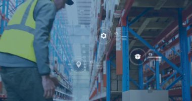 Depoda çalışan beyaz erkek işçilere ilişkin veri işleme ve medya simgelerinin animasyonu. Küresel iş ve dijital arayüz kavramı dijital olarak oluşturulmuş video.