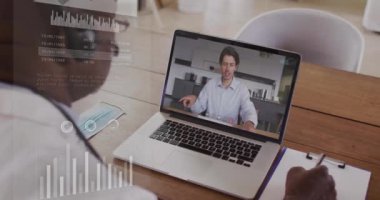 Dizüstü bilgisayardaki Afro-Amerikan iş adamının dijital veri işleme animasyonu. Dijital olarak oluşturulmuş küresel bağlantılar, hesaplama ve veri işleme kavramı.