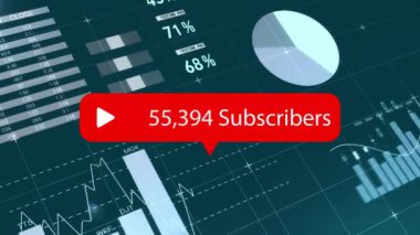 Koyu arkaplanda abonelerin metin ve finansal veri işleme animasyonları. Küresel finans, iş, bağlantılar, hesaplama ve veri işleme kavramı dijital olarak oluşturulmuş video.