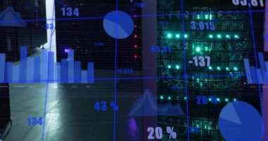 Bilgisayar sunucuları üzerinden finansal veri işleme animasyonu. Küresel finans, iş, bağlantılar, hesaplama ve veri işleme kavramı dijital olarak oluşturulmuş video.