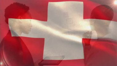 Değişik iş kadınlarının tabletle tartıştığı bayrağın dalgalanması. İsviçre, iş dünyası, takım çalışması ve iletişim, dijital olarak oluşturulmuş video.