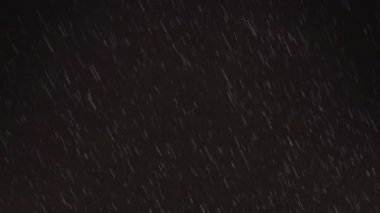 Siyah arka planda yağmur animasyonu. Hava durumu, doğa ve dijital arayüz kavramı dijital olarak oluşturulmuş video.