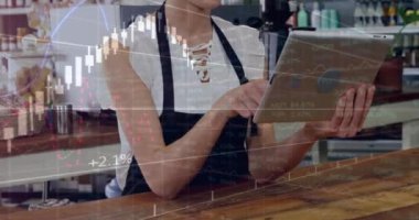 Kafedeki tablet kullanan Kafkas kadın baristanın veri işleme ve diyagramlarının animasyonu. Küresel iş, teknoloji ve dijital arayüz kavramı dijital olarak oluşturulmuş video.