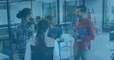 Ofisteki çeşitli iş adamları üzerinde finansal veri işleme animasyonu. Küresel finans, iş, bağlantılar, hesaplama ve veri işleme kavramı dijital olarak oluşturulmuş video.