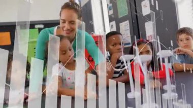 Ekoloji sınıfındaki çeşitli bayan öğretmen ve çocuklar üzerinde veri işleme grafiklerinin animasyonu. Veri, dijital arayüz, eğitim, bağlantı, okul ve iletişim, dijital olarak oluşturulmuş video.