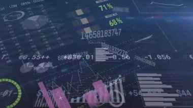 Karanlık arkaplandaki grafik ve grafikler üzerinden veri işleme animasyonu. Veri, dijital arayüz, bağlantı, işleme ve küresel iletişim, dijital olarak oluşturulmuş video.