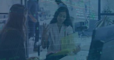 Ofisteki çeşitli iş adamları üzerinde finansal veri işleme animasyonu. Küresel finans, iş, bağlantılar, hesaplama ve veri işleme kavramı dijital olarak oluşturulmuş video.