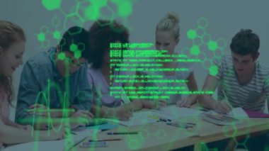 Kimyasal formülün animasyonu ve çeşitli öğrencilerin birlikte öğrenmesi üzerine veri işleme. Küresel eğitim, bilim, bilgisayar ve dijital arayüz kavramı dijital olarak oluşturulmuş video.