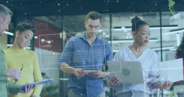 Veri işleme animasyonları ve çeşitli meslekdaşların iş tartışmaları üzerine şekiller. Küresel iş, takım çalışması ve dijital arayüz kavramı dijital olarak oluşturulmuş video.