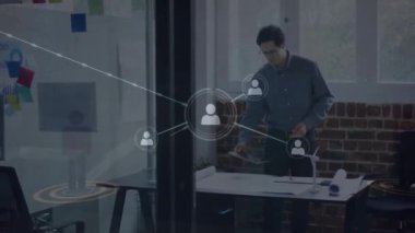 Kafkasyalı iş adamının ofisindeki bağlantı ağının animasyonu. Küresel finans, iş, bağlantılar, hesaplama ve veri işleme kavramı dijital olarak oluşturulmuş video.