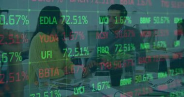 Muhtelif meslektaşların ofiste toplanması üzerine finansal veri işleme animasyonu. Küresel iş, finans ve dijital arayüz kavramı dijital olarak oluşturulmuş video.