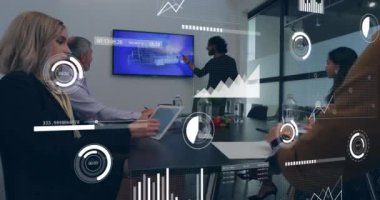 Ofisteki çeşitli iş adamları üzerinde veri işleme animasyonu. Küresel finans, iş, bağlantılar, hesaplama ve veri işleme kavramı dijital olarak oluşturulmuş video.