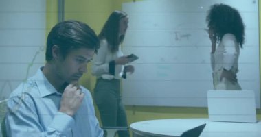 Ofisteki çeşitli iş adamları üzerinde finansal veri işleme animasyonu. Küresel finans, iş, bağlantılar, hesaplama ve veri işleme kavramı dijital olarak oluşturulmuş video.