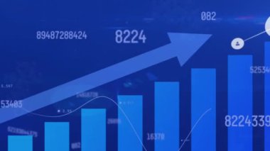 Simgelerle bağlantı ağı üzerinden finansal veri işleme animasyonu. Küresel finans, iş, bağlantılar, hesaplama ve veri işleme kavramı dijital olarak oluşturulmuş video.