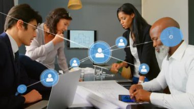 Ofisteki çeşitli iş adamlarının simgeleriyle bağlantı ağının animasyonu. Küresel finans, iş, bağlantılar, hesaplama ve veri işleme kavramı dijital olarak oluşturulmuş video.