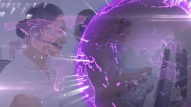 Çeşitli iş adamlarının telefon kulaklığı kullanarak dünya ve veri işleme animasyonları. Küresel finans, iş, bağlantılar, hesaplama ve veri işleme kavramı dijital olarak oluşturulmuş video.