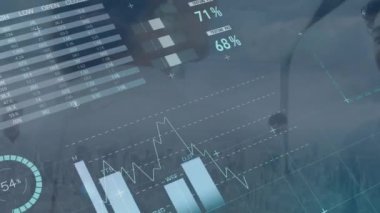 Melez iş adamı ve şehir manzarası üzerinde finansal veri işleme animasyonu. Küresel finans, iş, bağlantılar, hesaplama ve veri işleme kavramı dijital olarak oluşturulmuş video.
