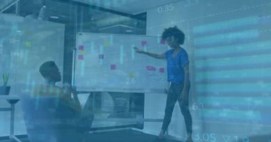 Ofisteki çeşitli iş adamları üzerinde finansal veri işleme animasyonu. Küresel finans, iş, bağlantılar, hesaplama ve veri işleme kavramı dijital olarak oluşturulmuş video.