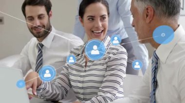 Ofisteki dizüstü bilgisayar kullanan Kafkasyalı meslektaşlar üzerindeki simgelerle bağlantı ağının animasyonu. Küresel iş, takım çalışması ve dijital arayüz kavramı dijital olarak oluşturulmuş video.