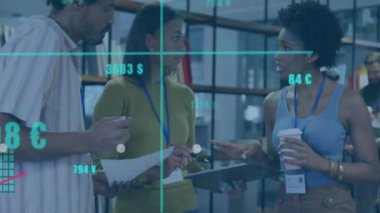 Ofiste konuşan çeşitli iş adamlarının veri işleme animasyonları. Küresel iş ve dijital arayüz kavramı dijital olarak oluşturulmuş video.