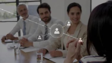 Muhtelif meslekdaşların ofiste toplanması ile ilgili bağlantı ağının canlandırılması. Küresel iş, finans, takım çalışması, bağlantılar ve dijital arayüz konsepti dijital olarak oluşturulmuş video.