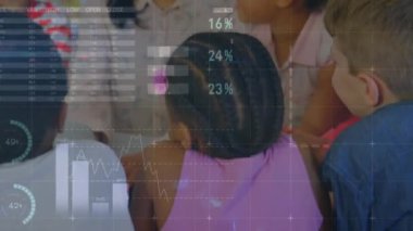 Sınıftaki çeşitli bayan öğretmenler ve öğrencilerin veri işleme çizelgelerinin animasyonu. Eğitim, dijital arayüz, veri, öğrenme, ağ ve iletişim, dijital olarak oluşturulmuş video.
