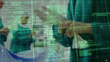 Çeşitli cerrahlar üzerinde veri işleme animasyonu. Küresel tıp, işletme, bağlantılar, hesaplama ve veri işleme kavramı dijital olarak oluşturulmuş video.
