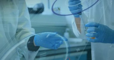 Veri işleme ve kapsamının animasyonu beyaz bilim adamları üzerinde test tüpü ile taranıyor. Küresel bilim ve dijital arayüz kavramı dijital olarak oluşturulmuş video.