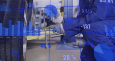 Erkek Afro-Amerikan araba tamircisi üzerindeki finansal veri işleme animasyonu. Küresel finans, iş, bağlantılar, hesaplama ve veri işleme kavramı dijital olarak oluşturulmuş video.
